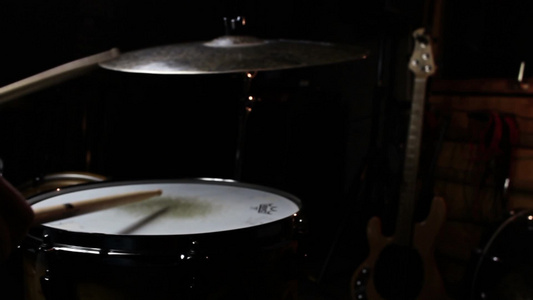 鼓手在音乐工作室打鼓和钹[贝司手]视频
