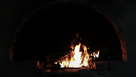 壁炉里燃烧着火焰[炭盆]视频