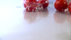 西红柿水滴飞溅缓慢运动16秒视频