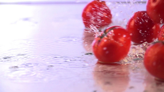新鲜的番茄滚落入水中视频