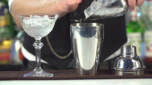 酒吧服务员正在酒吧柜台用冰和甜酒做美味的鸡尾酒41秒视频