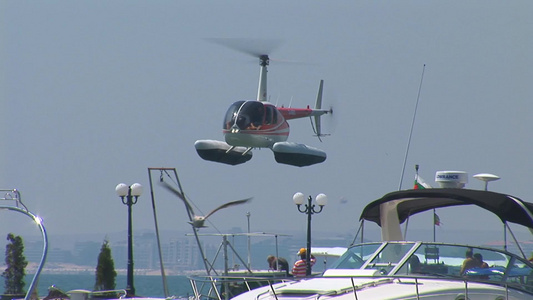 直升机降落在港口视频