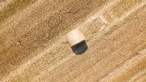 在农村用干草捆收割麦田航拍14秒视频