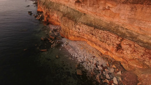 日落时在海边用可怕的岩石俯瞰悬崖10秒视频