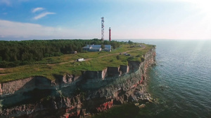 沿着海岸可以看到海岸线古老的灯塔20秒视频