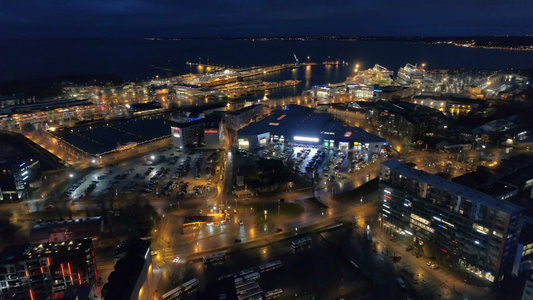 夜间城市的鸟瞰图[受冷]视频