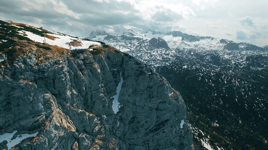奥地利奥贝特劳恩山区的空中全景视频