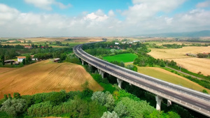 空中拍摄在田野乡村间的高速公路行驶的车辆11秒视频