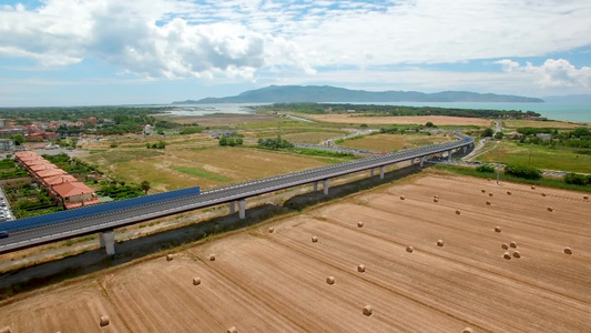 空中拍摄高速公路与田野视频