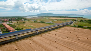 空中拍摄高速公路与田野14秒视频