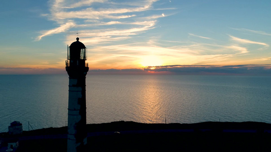 夏季海上灯塔日落背景上风光视频