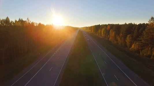 日落时的一条公路视频