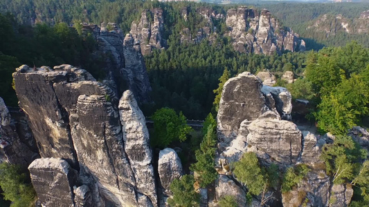 在一个阳光明媚的日子里鸟瞰巴斯泰的美丽全景[朗福德]视频