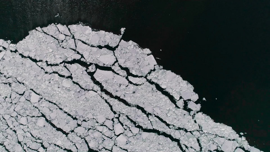 在海上俯瞰大海里还未完全融化的漂浮着的冰块视频