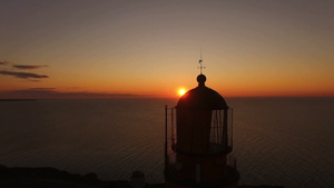 日落时灯塔向海上的船只发出光信号11秒视频