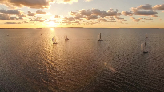 有美丽的风景日落景色公海上的游艇视频