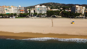西班牙加泰罗尼亚黄色沙滩与海岸建筑鸟瞰图14秒视频
