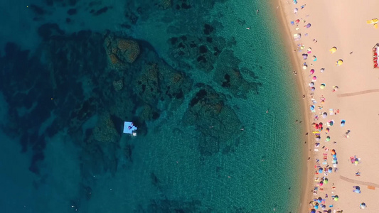 西班牙白色海滩的航拍视频