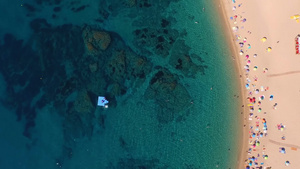 西班牙白色海滩的航拍16秒视频