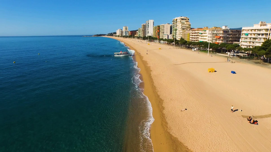 在西班牙加泰罗尼亚黄色沙滩和城市建筑鸟瞰图视频