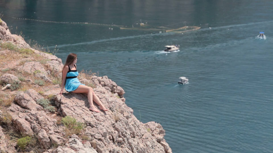 年轻的女人在黑海附近的悬崖上视频