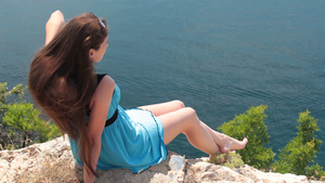 年轻的女人在黑海附近的一座山顶上休息12秒视频