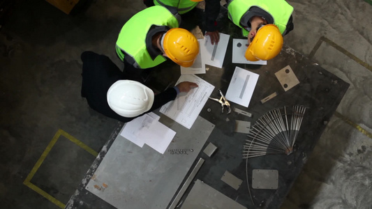 工人和安全帽经理在工厂处理文件[副经理]视频