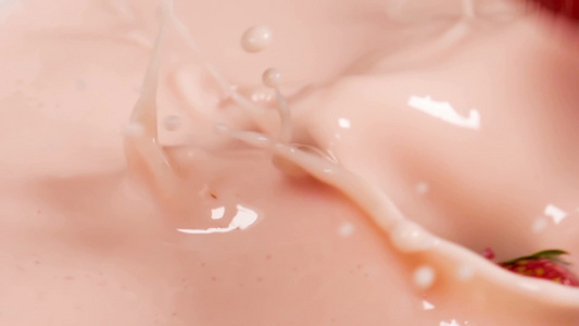 新鲜草莓掉落在酸奶中视频