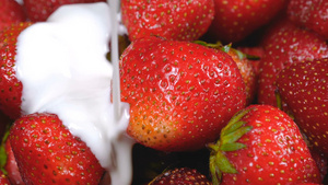 新鲜草莓上流动的酸奶26秒视频