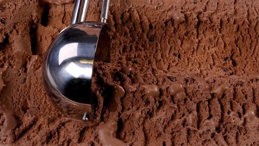 巧克力冰淇淋用勺子从容器里舀出来视频