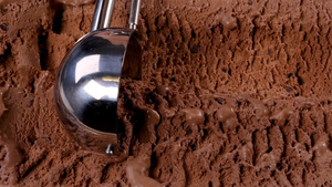巧克力冰淇淋用勺子从容器里舀出来18秒视频