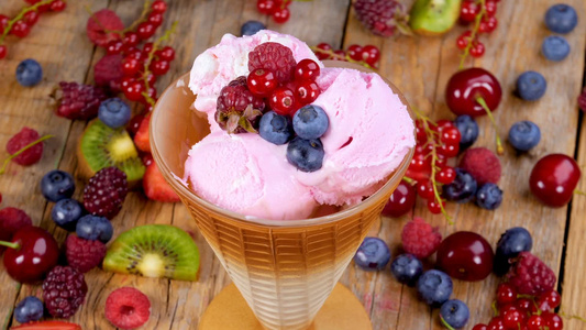 在摆满水果的桌子上的水果冰淇淋旋转展示视频