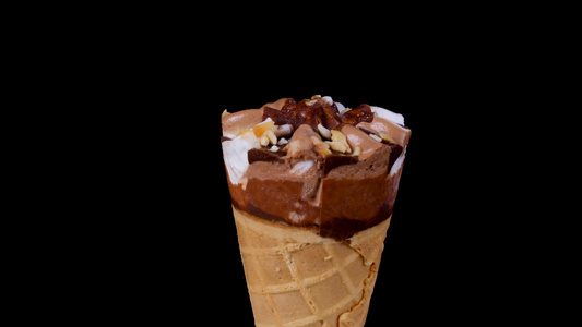 巧克力香草冰淇淋在黑色背景下旋转视频
