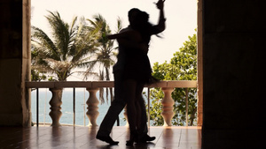 年轻夫妇在阳台上跳拉丁舞蹈19秒视频