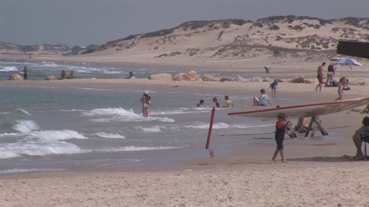 以色列凯撒利亚海滩上游玩的人们视频