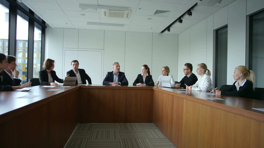 商务团队在公司办公室开会议[主营业务]视频