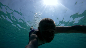 在意大利地中海水下自由潜拿着Gopro摄像机17秒视频
