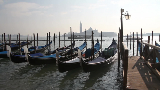 威尼斯码头河面上的贡多拉视频
