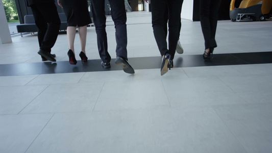 商务人士走在现代办公楼大厅里[家庭用户]视频
