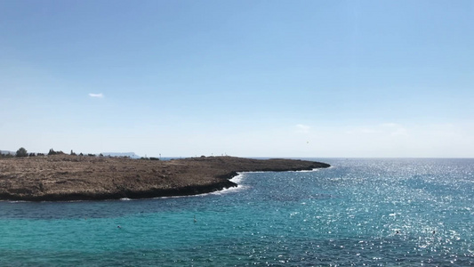 欧洲塞浦路斯瓦蒂亚戈尼亚海滩附近地中海海岸视频