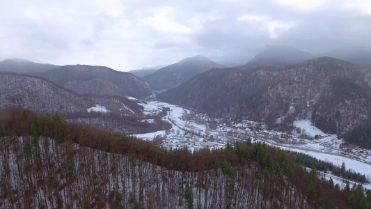 冬季全景雪落在山上的小村庄上视频