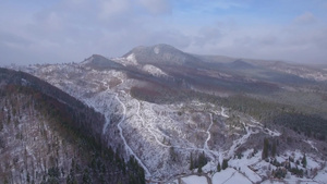 山中美丽的冬季景观30秒视频
