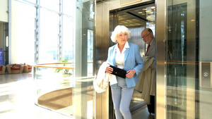 商务人员从商务中心的电梯里出来7秒视频