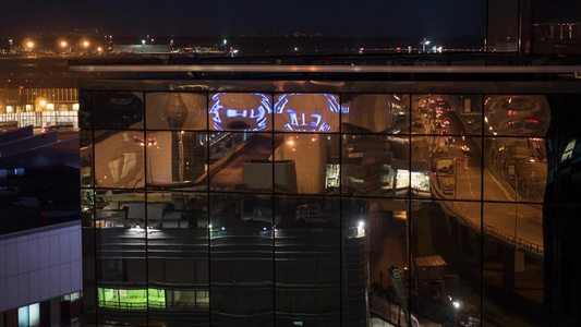 晚景城市和汽车交通反映在现代建筑的玻璃立面上视频