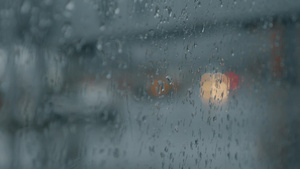 雨天通过湿玻璃看在路上行驶的汽车17秒视频