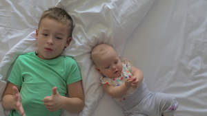 男孩和小妹妹一起躺在床上玩耍17秒视频