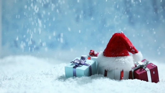 圣诞帽和小装饰礼物圣诞节下雪背景视频