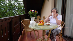 阳台喝咖啡吃早餐的老年女性23秒视频