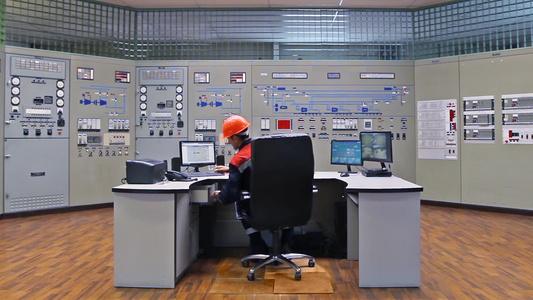 工程师拿出尺子在煤气压缩机站主控制面板附近画图视频