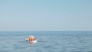 年轻的女人漂浮在游泳圈上7秒视频